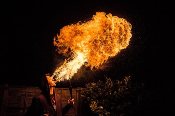 Фаер шоу изо рта