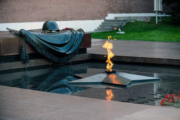 Вечный огонь на могиле неизвестного солдата