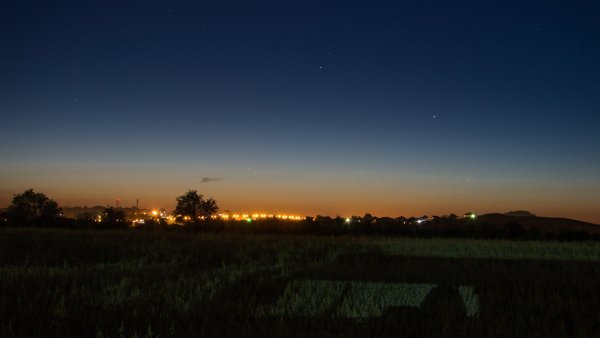 Поле в деревне ночью