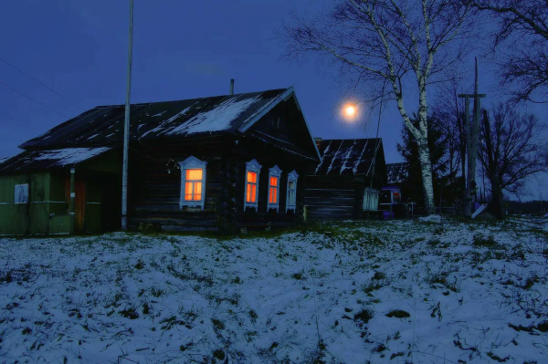 Деревенский домик ночью