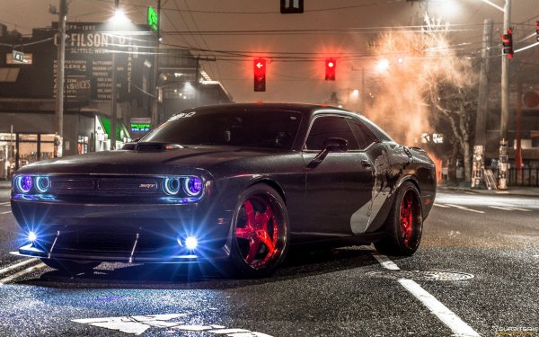 Додж Челленджер неон