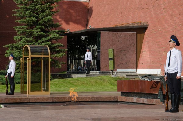 Караул у вечного огня в Москве