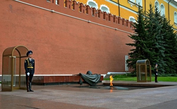 Почетный караул у могилы неизвестного солдата в Москве