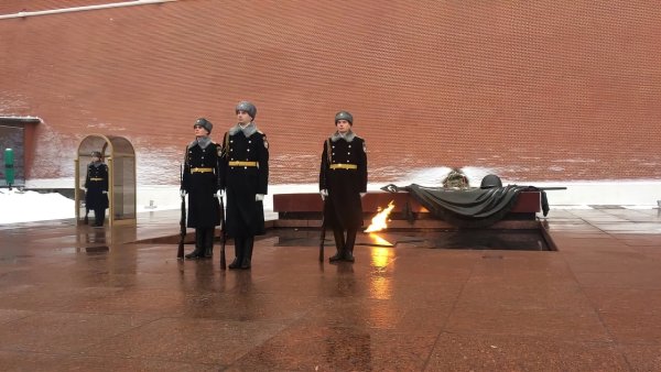 Почётный караул у вечного огня в Москве