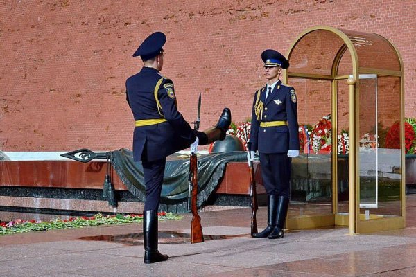 Почетный караул у могилы неизвестного солдата в Москве