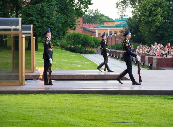 Смена караула у вечного огня в Москве