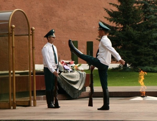 Караул у могилы неизвестного солдата Москва