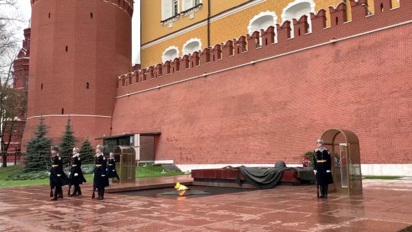 Караул у кремлевской стены