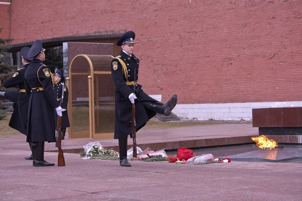 Вечный огонь в Москве на красной площади с караулом