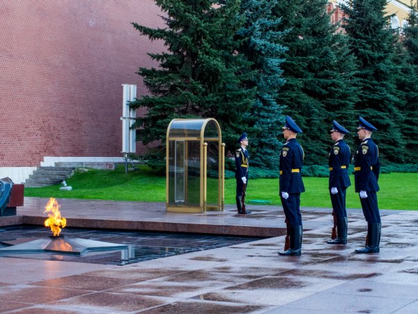 Почётный караул у вечного огня в Москве