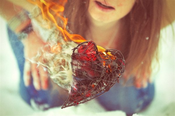 Девушка с горящим сердцем