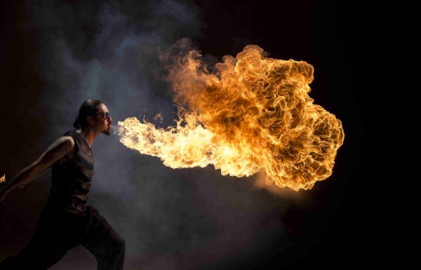 Фаер шоу огонь изо рта