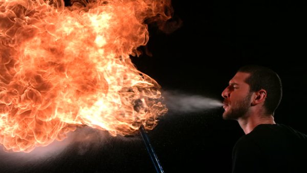 Человек дышит огнем