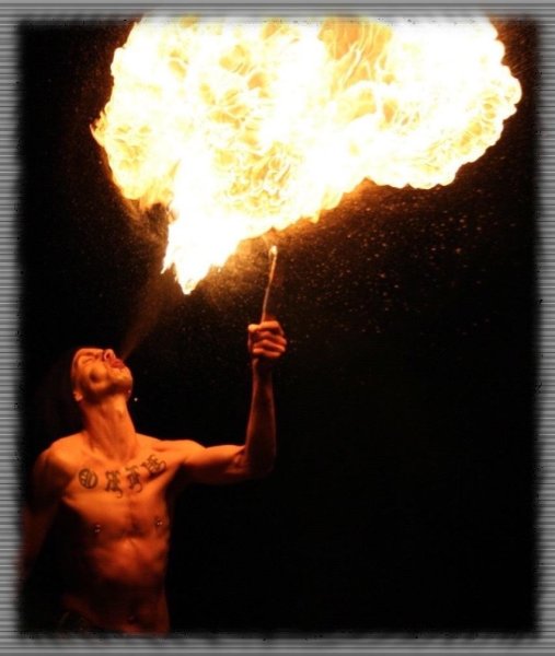 Человек дышит огнем