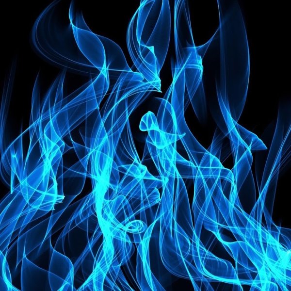 Фото синего огня на черном фоне