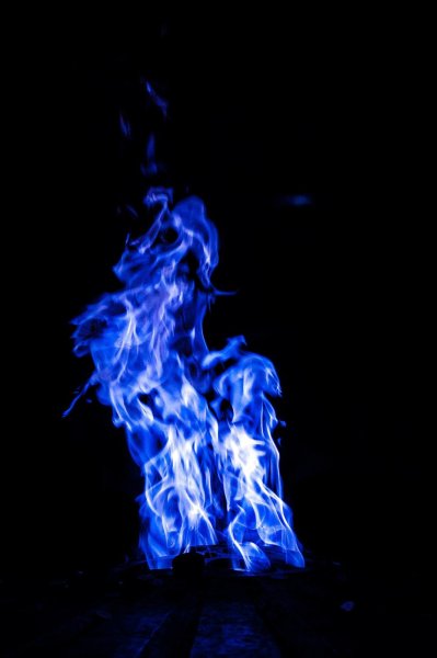 Синее пламя на черном фоне