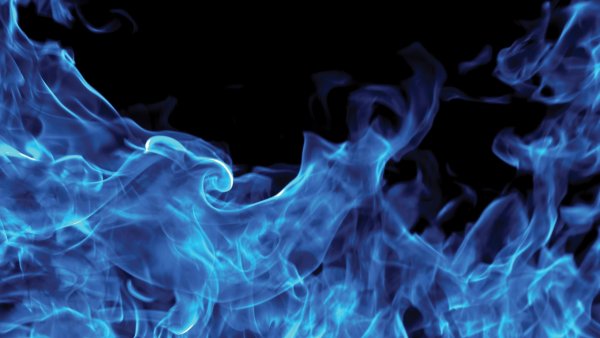 Синее пламя на черном фоне