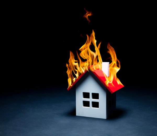 Игрушечный дом горит