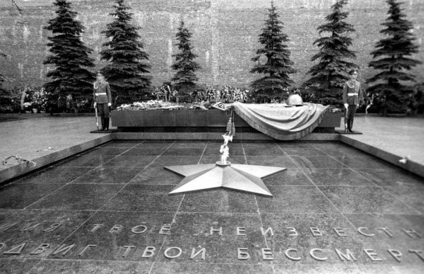 Могила неизвестного солдата в Москве чб