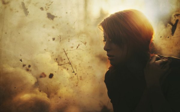 Девушка на фоне взрыва