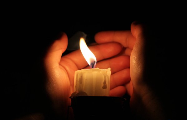 Свеча в ладонях