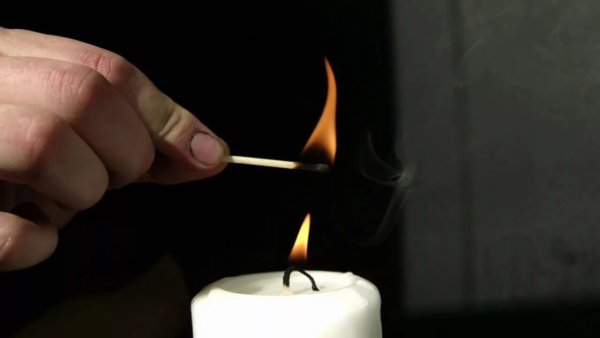 Поджигает свечу
