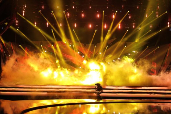 Яркая сцена с огнями