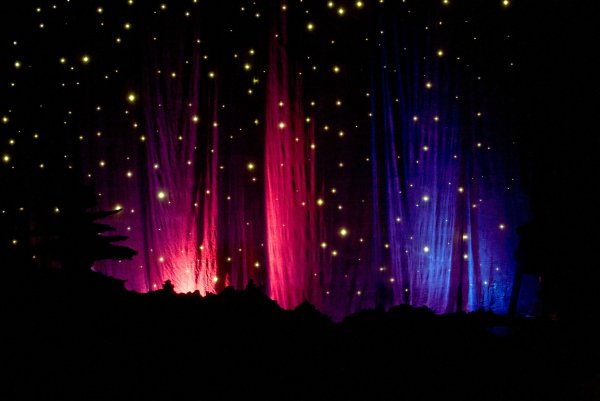 Круглая сцена с софитами