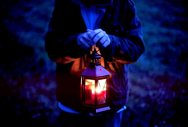 Фонарь в темноте