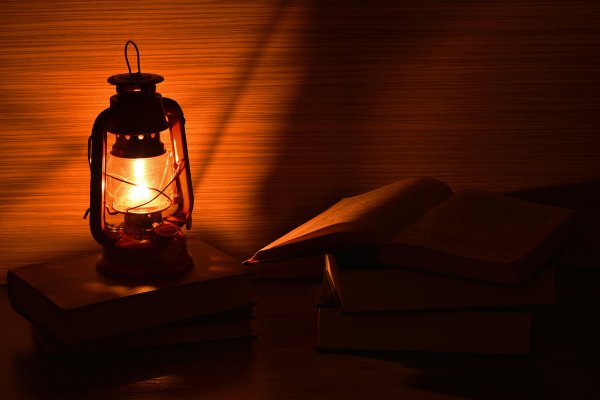 Керосиновая лампа на столе