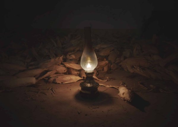Керосиновая лампа в темноте