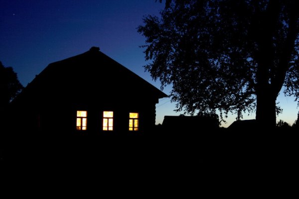 Деревенский домик ночью