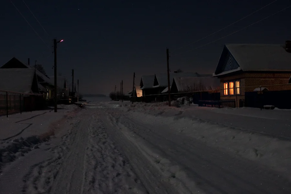 Ночная зимняя улица в деревне