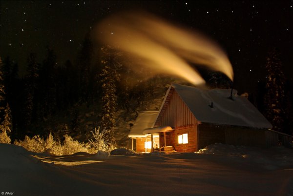 Дом зимой ночью