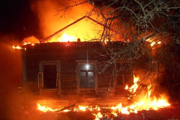 Горит дом в деревне