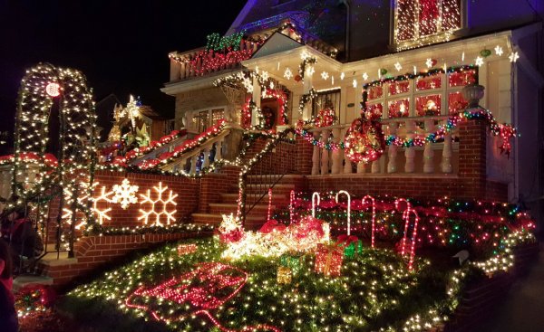 Город украшенный к новому году