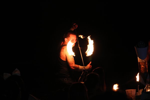 Огонь освещает