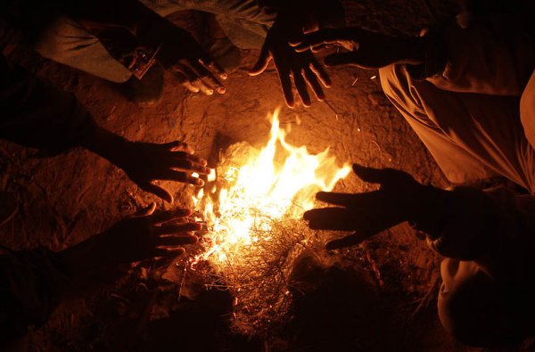 Руки у костра