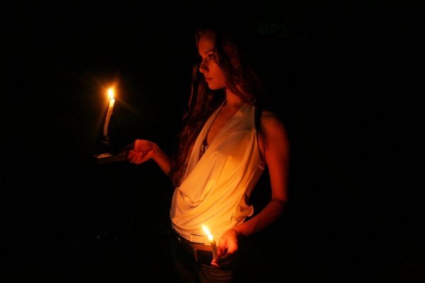 Человек со свечой в темноте