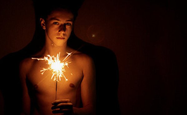 Лицо освещенное огнем