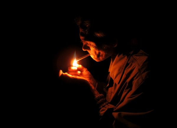 Свет от огня на лице