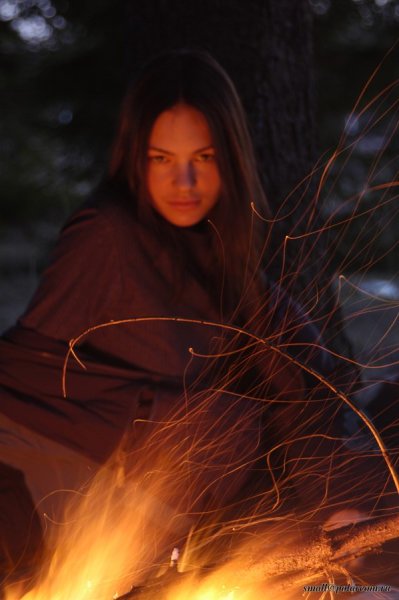 Девушка у костра