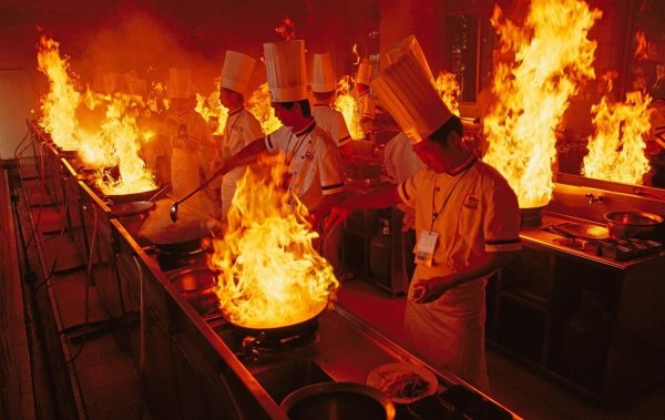 Повар жарит