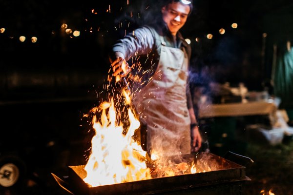 Повар готовит на огне