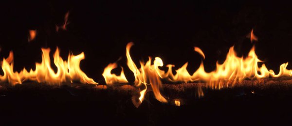 Огонь камина на черном фоне