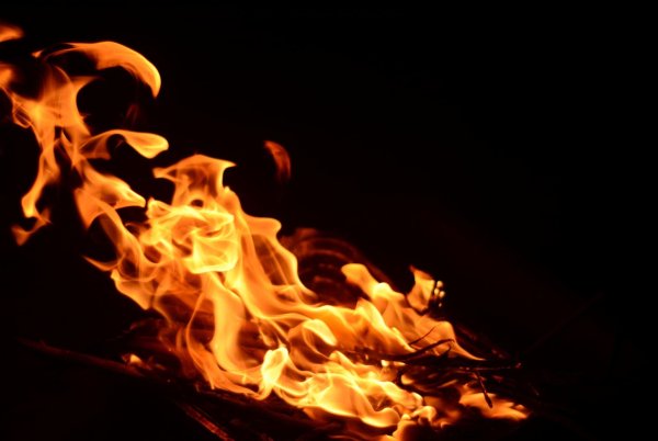 Фото пламя на черном фоне