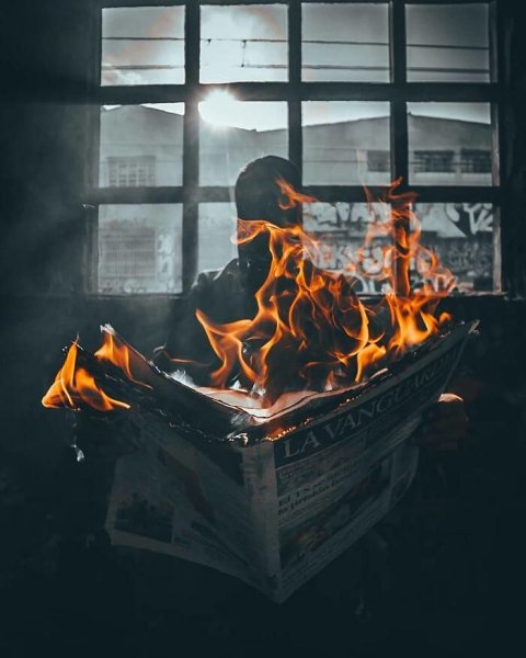 Фотосессия с горящей книгой