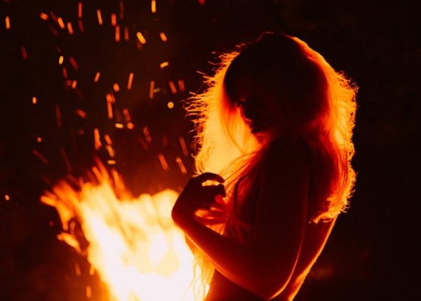 Девушка горит в огне