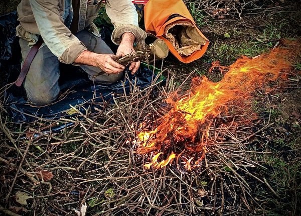 Разжигание костра в лесу