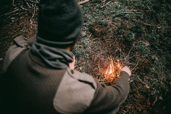 Разжигание костра в лесу
